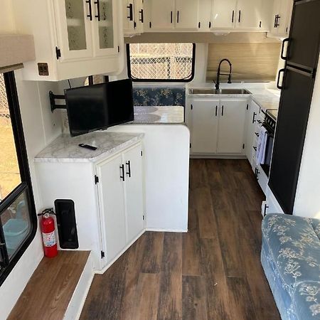 Отель Rv2 Stunning Rv Private Netflix Freeparking Морено-Валли Экстерьер фото